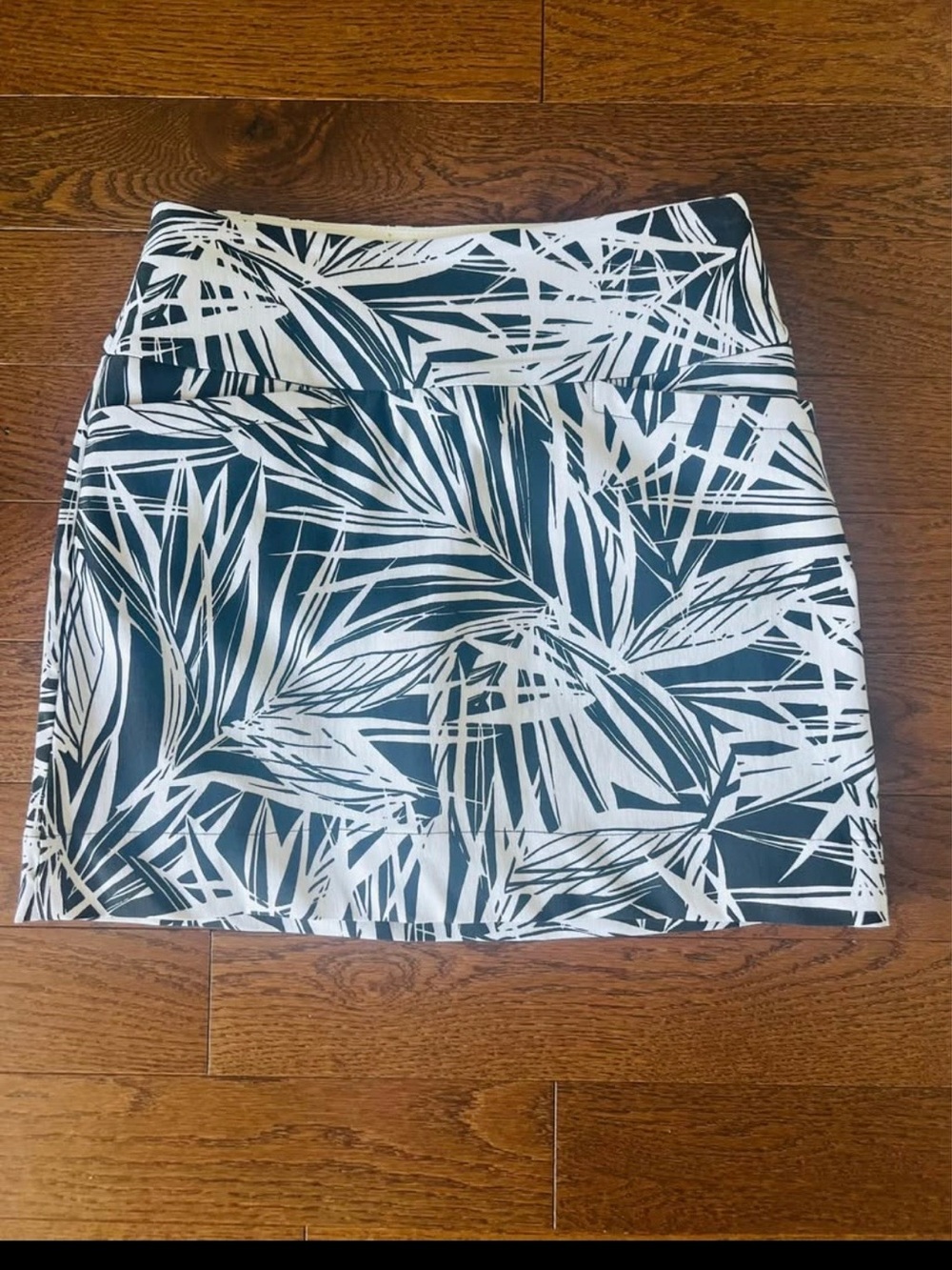 Swing Control Palm-Print White and Dark Green Women's Golf Skirt Size 4